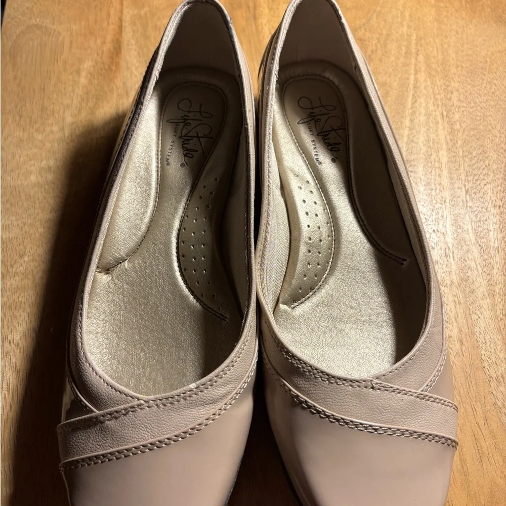 Life Stride Women's Beige /Tan flat shoes soft system new with box Size 8M